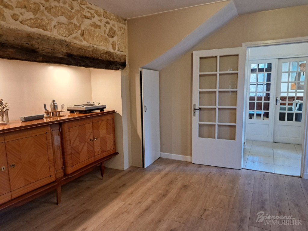 Charmante maison bourgeoise en pierre d’environ 115 m² habitables sur 2 niveaux à finir de rénover