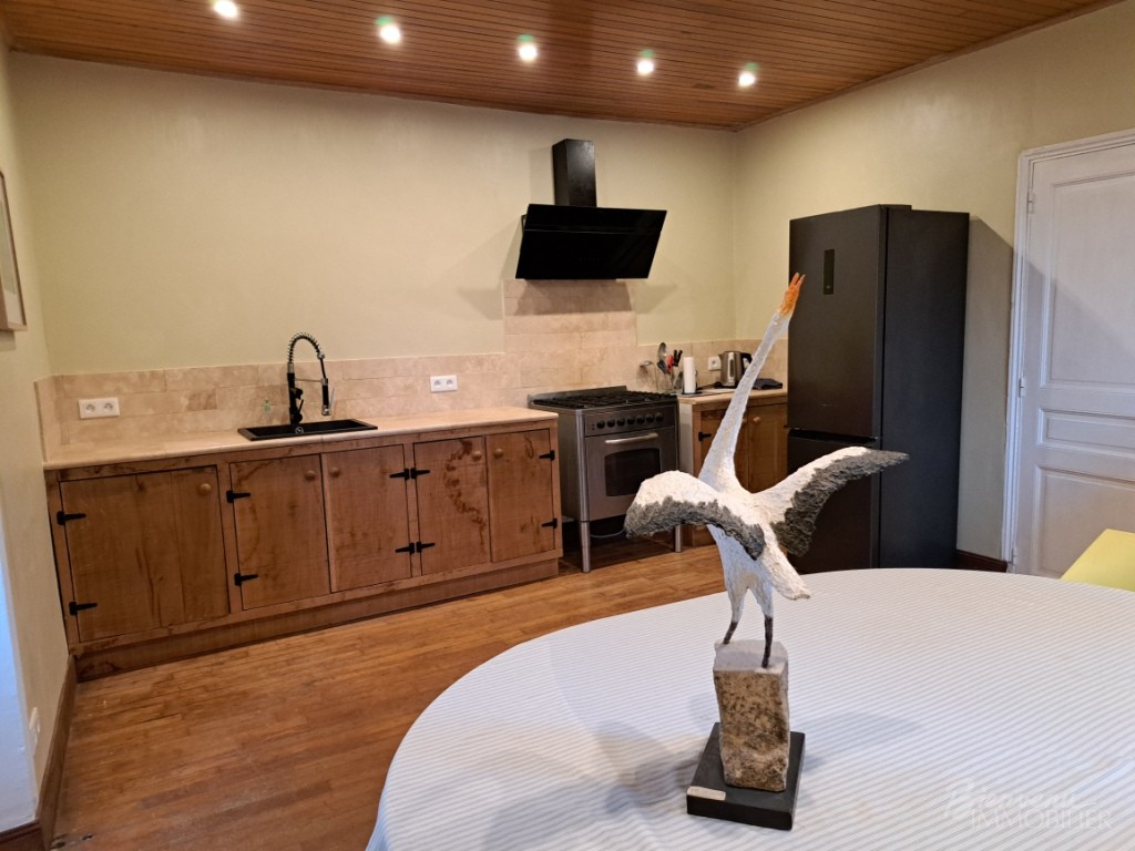 Charmante maison bourgeoise en pierre d’environ 115 m² habitables sur 2 niveaux à finir de rénover