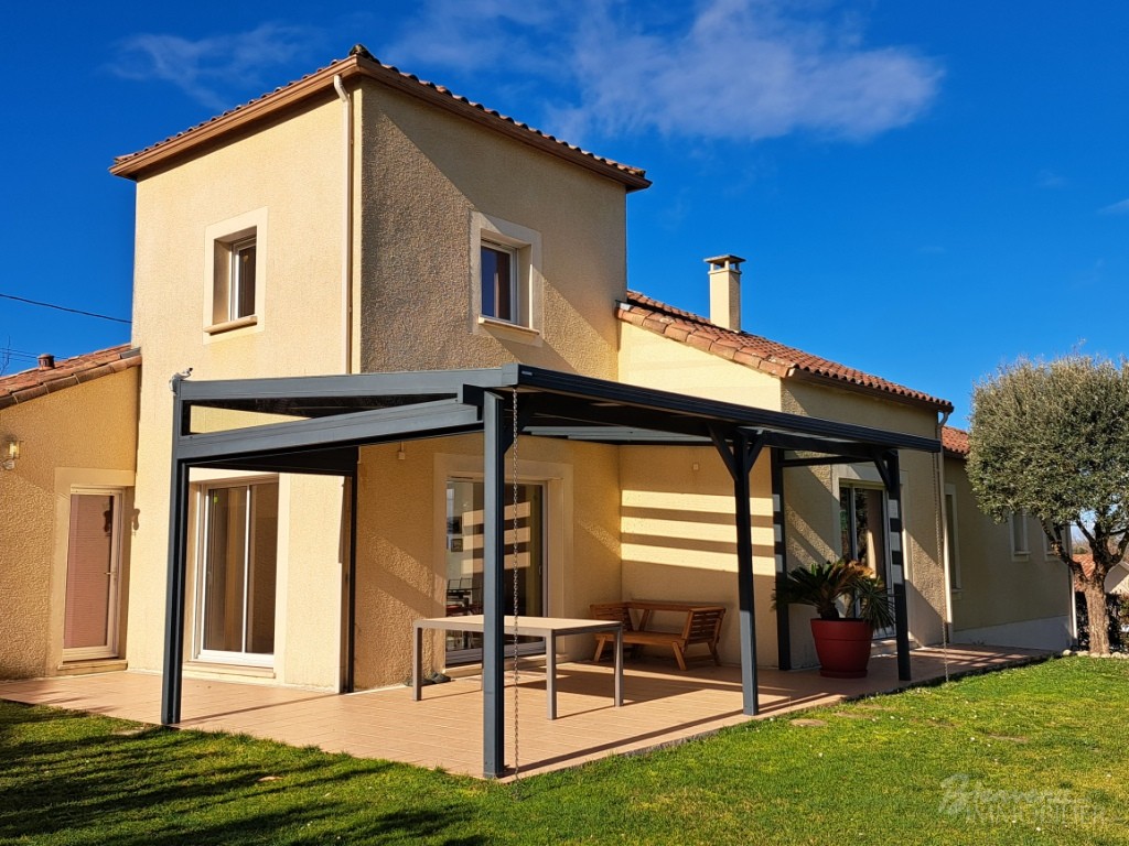 Maison de plain pied tout confort, d’environ 151 m² habitables, terrasse avec pergola,