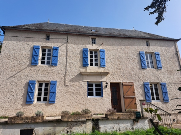 Charmante maison bourgeoise en pierre d’environ 115 m² habitables sur 2 niveaux à finir de rénover
