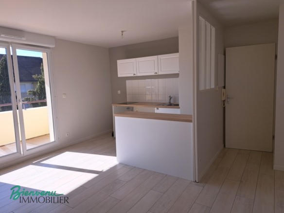 Bel appartement lumineux de 55 m², de type T3 disponible, entièrement refait à neuf.