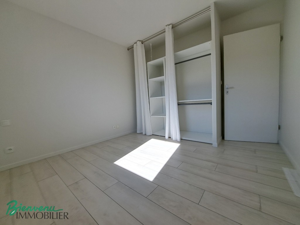 Bel appartement lumineux de 55 m², de type T3 disponible, entièrement refait à neuf.
