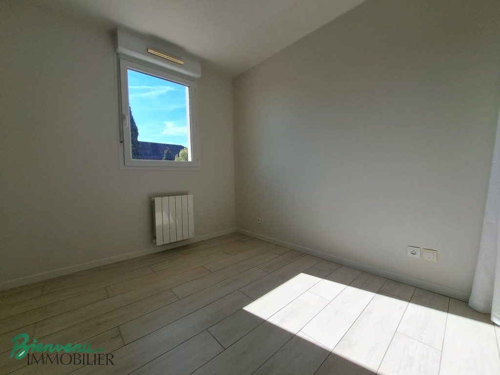 Bel appartement lumineux de 55 m², de type T3 disponible, entièrement refait à neuf.