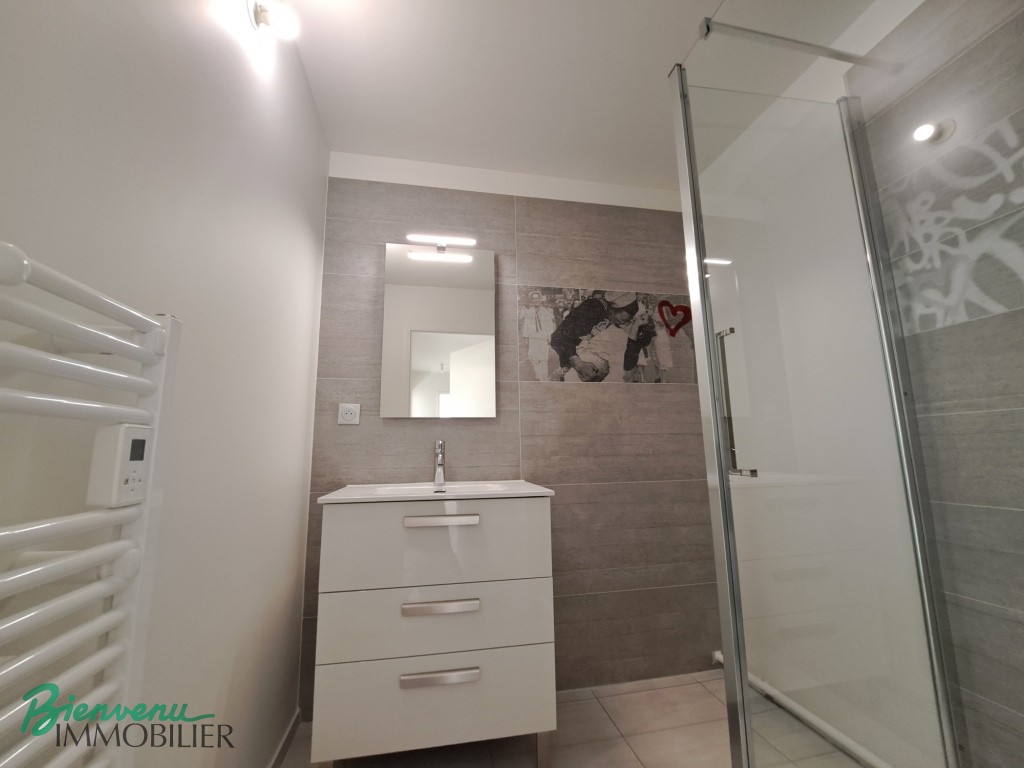 Bel appartement lumineux de 55 m², de type T3 disponible, entièrement refait à neuf.