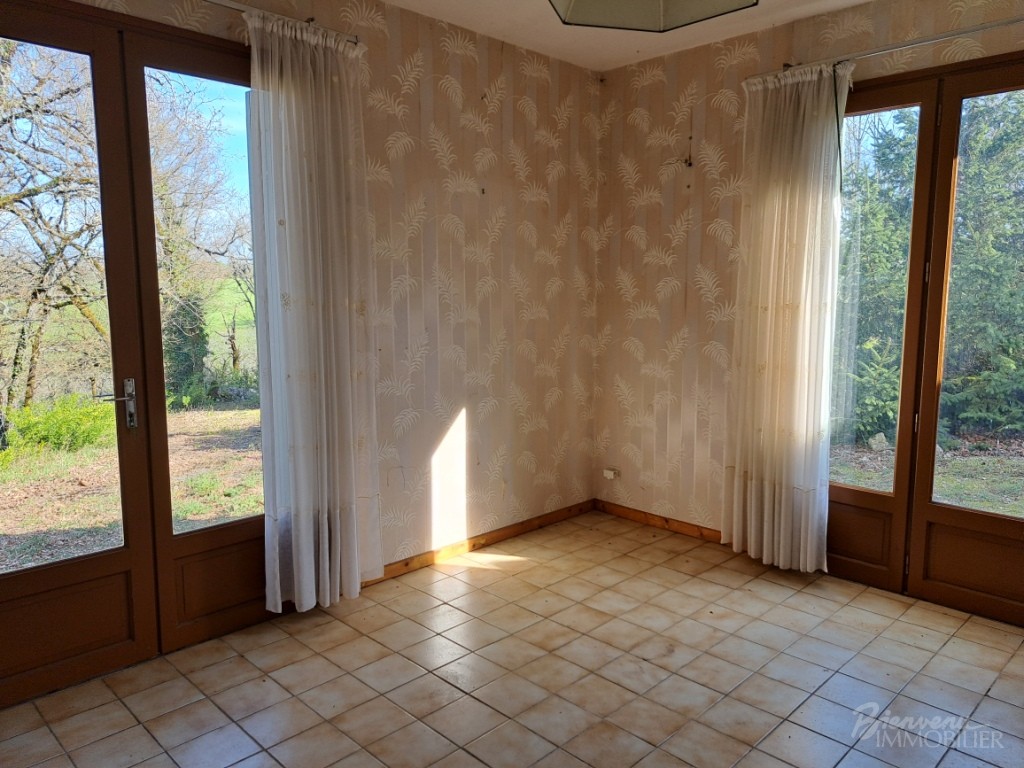 Maison spacieuse de plain pied à rénover avec 4 chambres, piscine, local, Annexe avec double garage & 4 pièces en rez-de-jardin