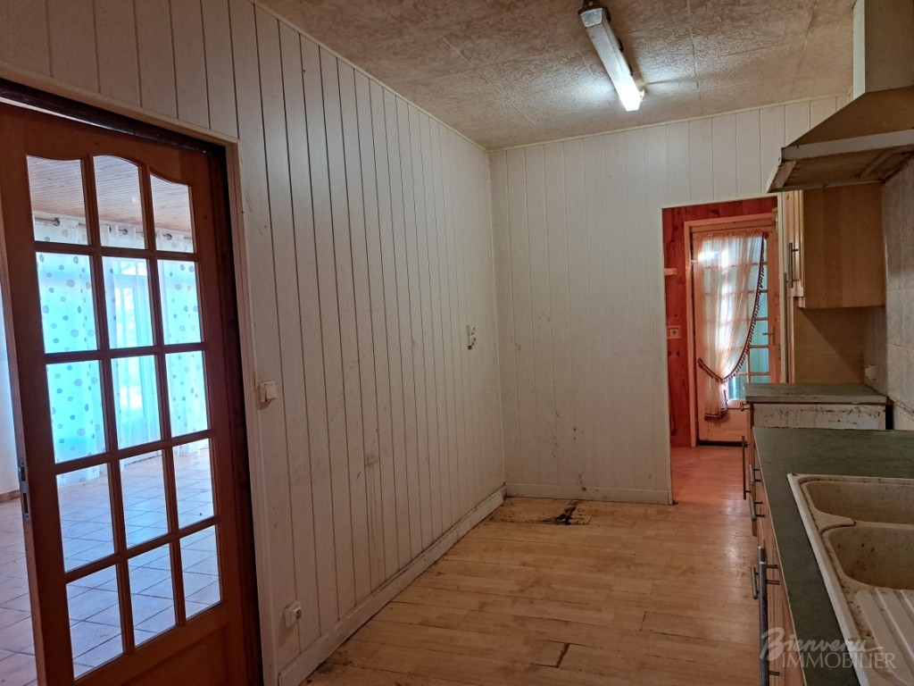 Maison spacieuse de plain pied à rénover avec 4 chambres, piscine, local, Annexe avec double garage & 4 pièces en rez-de-jardin