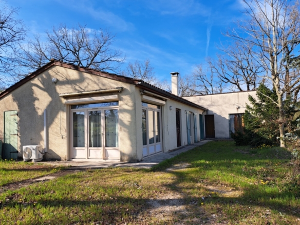 Maison spacieuse de plain pied à rénover avec 4 chambres, piscine, local, Annexe avec double garage & 4 pièces en rez-de-jardin