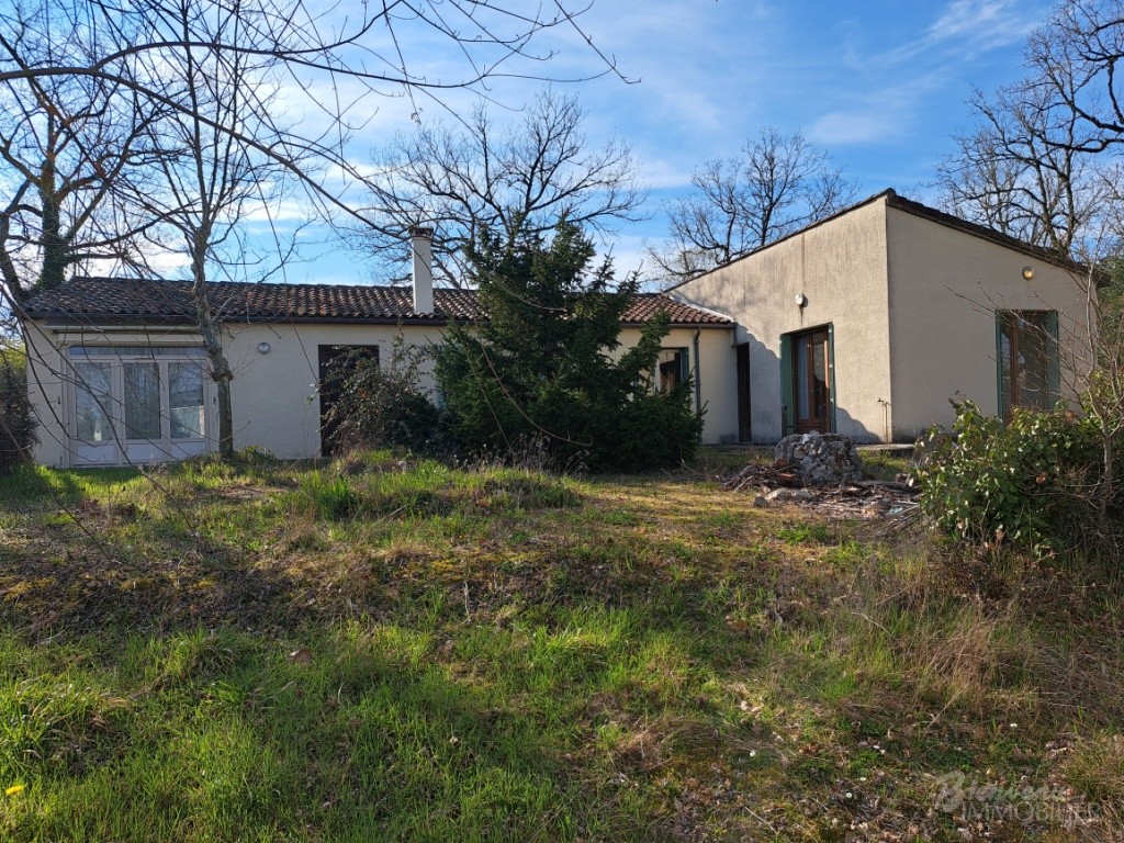 Maison spacieuse de plain pied à rénover avec 4 chambres, piscine, local, Annexe avec double garage & 4 pièces en rez-de-jardin