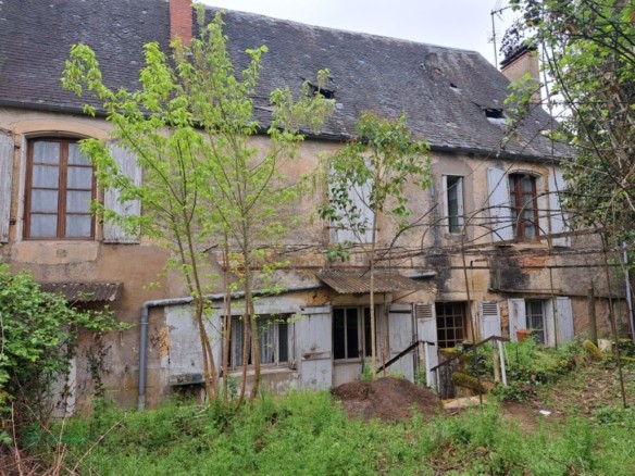 Maison bourgeoise en pierre à restaurer, d’environ 130 m², sur 2 niveaux,