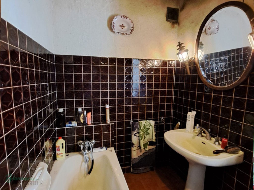 Jolie Maison de 1850 en pierre avec pigeonnier d’environ 150 m² au sol sur 3 niveaux sur un joli  terrain paysagé et verdoyant.