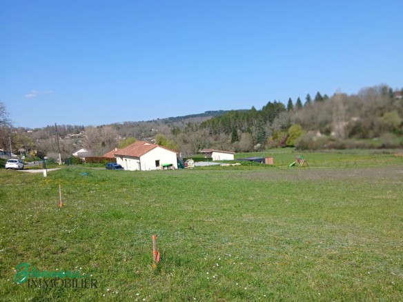 TERRAIN  de 3428 m² dont 1382 m² en zone AU