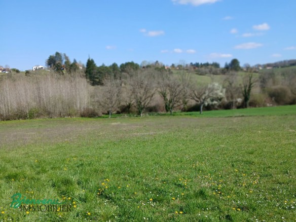 TERRAIN de 3235 m² dont 1439 m² en zone AU