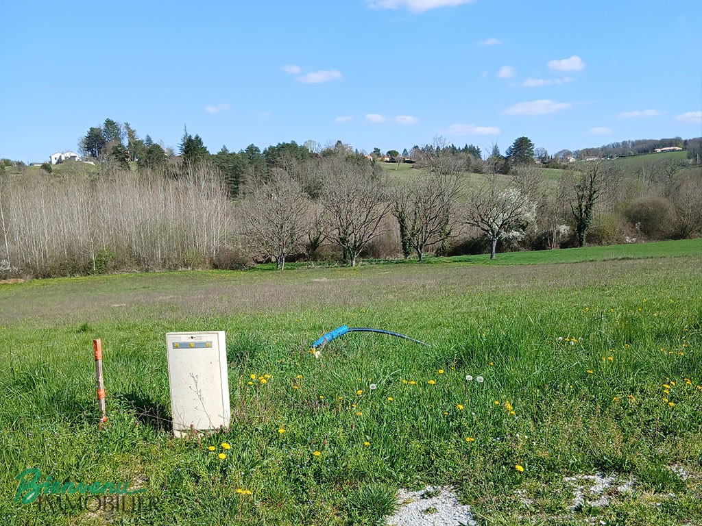 TERRAIN  de 3428 m² dont 1382 m² en zone AU