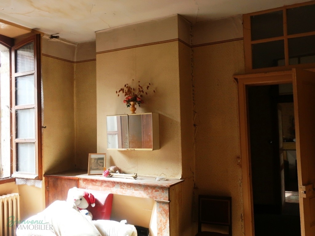 Maison bourgeoise en pierre à restaurer, d’environ 130 m², sur 2 niveaux,