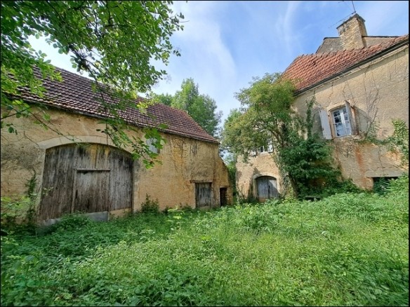 Ensemble en pierre à restaurer avec maison de 60 m2 sur 3 niveaux et 2 granges
