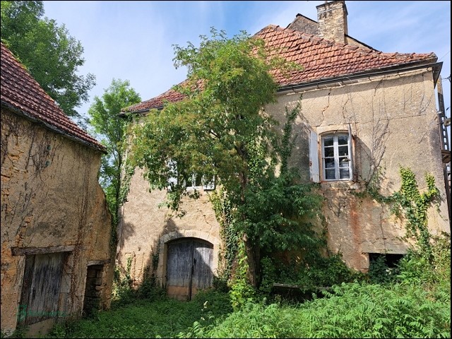 Ensemble en pierre à restaurer avec maison de 60 m2 sur 3 niveaux et 2 granges