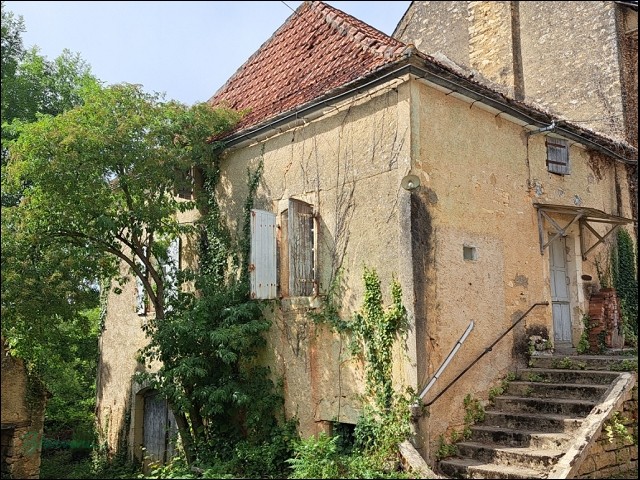 Ensemble en pierre à restaurer avec maison de 60 m2 sur 3 niveaux et 2 granges