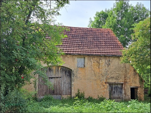 Ensemble en pierre à restaurer avec maison de 60 m2 sur 3 niveaux et 2 granges