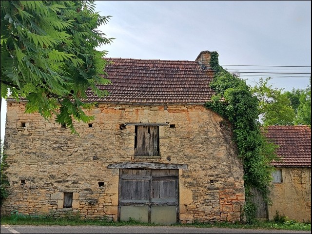 Ensemble en pierre à restaurer avec maison de 60 m2 sur 3 niveaux et 2 granges