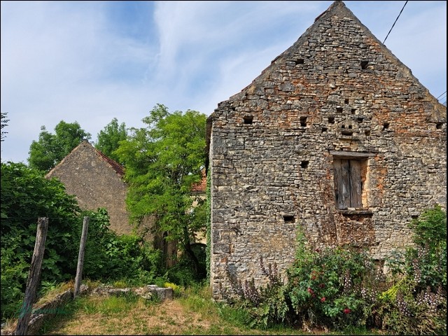 Ensemble en pierre à restaurer avec maison de 60 m2 sur 3 niveaux et 2 granges