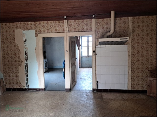 Ensemble en pierre à restaurer avec maison de 60 m2 sur 3 niveaux et 2 granges