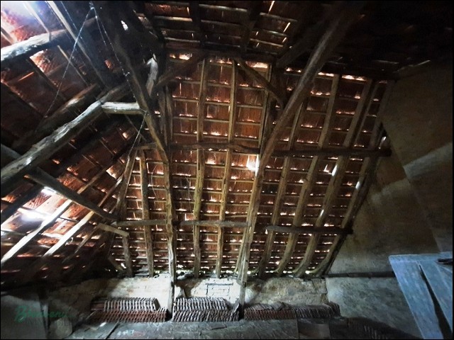 Ensemble en pierre à restaurer avec maison de 60 m2 sur 3 niveaux et 2 granges