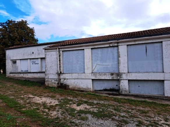 Bâtiment de 180m2, idéal pour commerce, création d’appartements