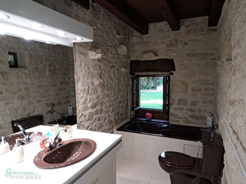 Charmante maison ancienne en pierre avec pigeonnier de 1770, d’environ 130 m² au sol, et petite maison en pierre d’environ 48 m² habitables