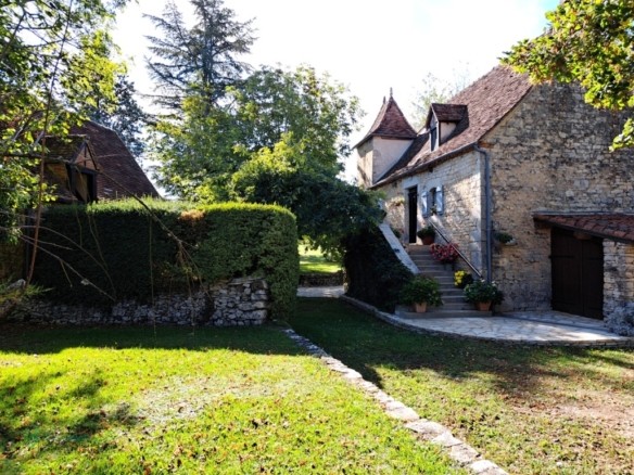 Charmante maison ancienne en pierre avec pigeonnier de 1770, d’environ 130 m² au sol, et petite maison en pierre d’environ 48 m² habitables