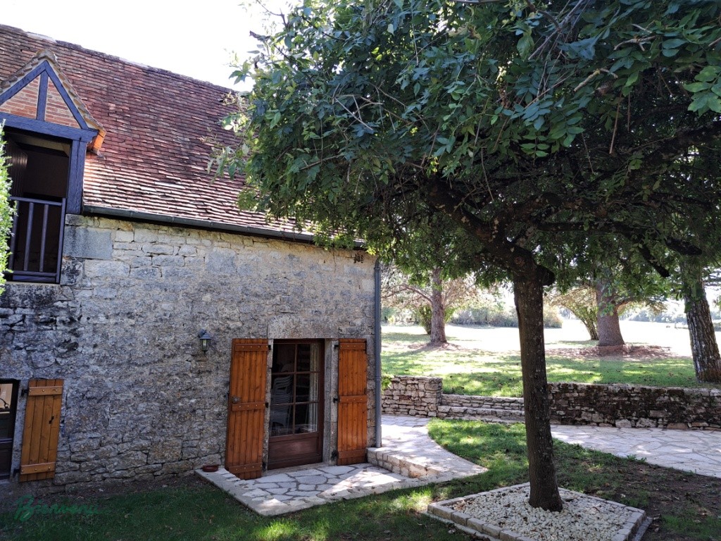 Charmante maison ancienne en pierre avec pigeonnier de 1770, d’environ 130 m² au sol, et petite maison en pierre d’environ 48 m² habitables