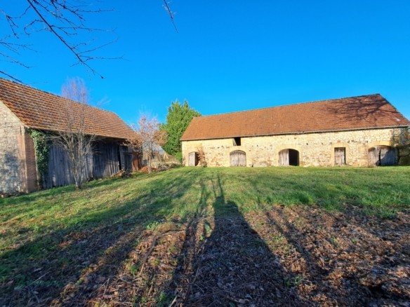 Bel Ensemble constitué d’une magnifique Grange en pierre de 154 m² au sol sur 2 niveaux & d’un Hangar en pierre et en bois de 74 m²