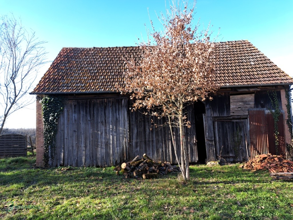 Bel Ensemble constitué d’une magnifique Grange en pierre de 154 m² au sol sur 2 niveaux & d’un Hangar en pierre et en bois de 74 m²