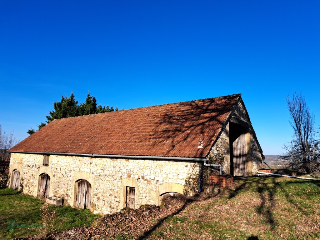 Bel Ensemble constitué d’une magnifique Grange en pierre de 154 m² au sol sur 2 niveaux & d’un Hangar en pierre et en bois de 74 m²