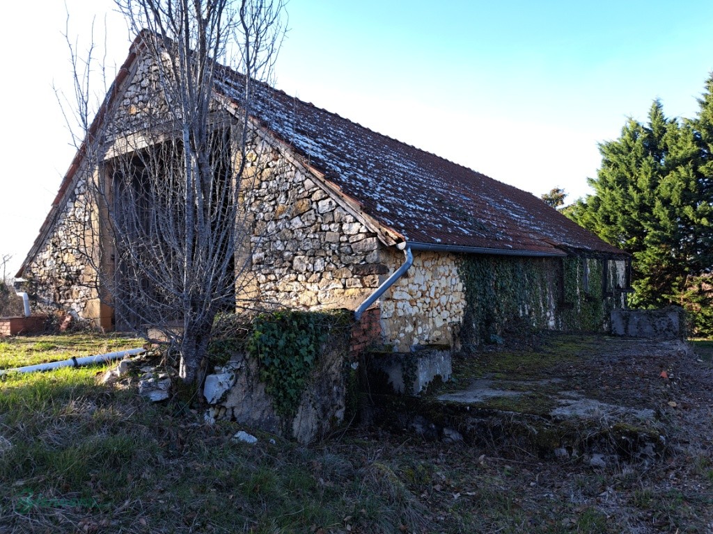 Bel Ensemble constitué d’une magnifique Grange en pierre de 154 m² au sol sur 2 niveaux & d’un Hangar en pierre et en bois de 74 m²