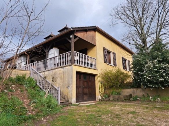 Maison d’environ 180 m² habitables sur 2 niveaux + sous-sol avec garage, terrasse et terrasse couverte