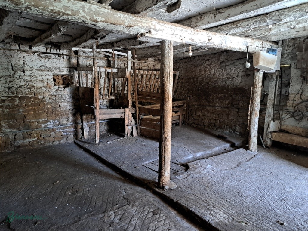 Belle grange en pierre d’env. 105 m² au sol sur 2 niveaux,