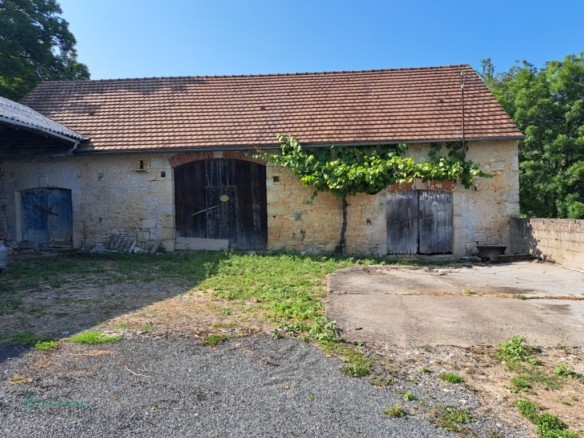 Belle grange en pierre d’env. 105 m² au sol sur 2 niveaux,