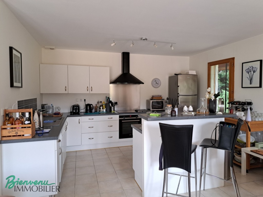 Jolie maison de plain pied avec de belles vues, proche des commerces