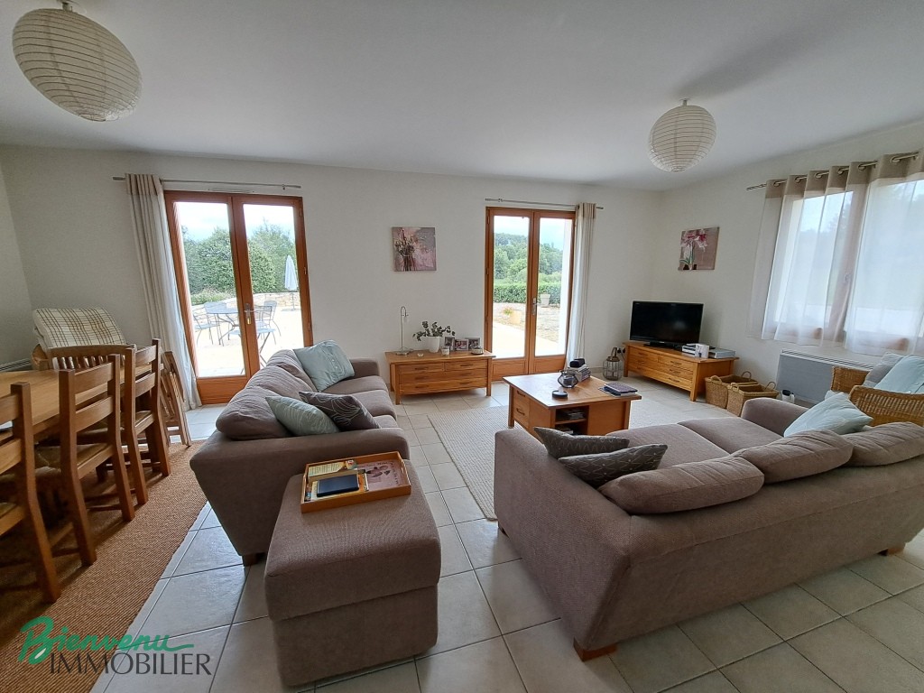 Jolie maison de plain pied avec de belles vues, proche des commerces