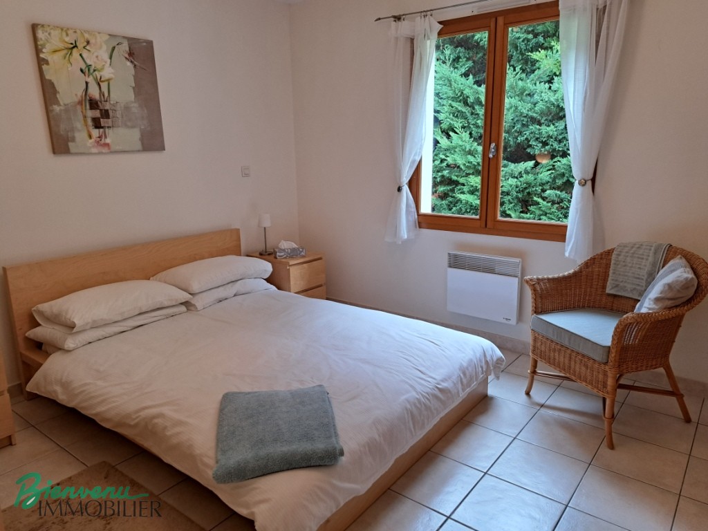 Jolie maison de plain pied avec de belles vues, proche des commerces