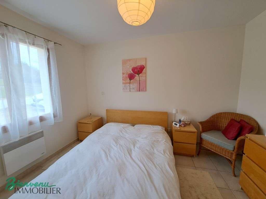 Jolie maison de plain pied avec de belles vues, proche des commerces