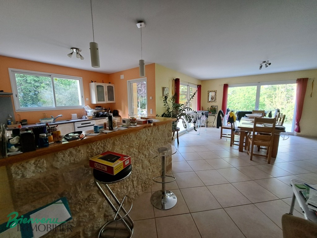 Jolie maison de plain-pied d’environ 123 m² avec terrasse, parking, garage ouvert et beau terrain de 4915 m²