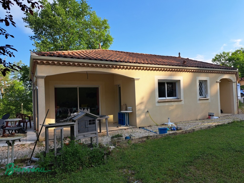 Jolie maison de plain-pied d’environ 123 m² avec terrasse, parking, garage ouvert et beau terrain de 4915 m²