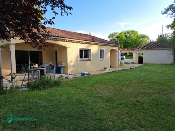 Jolie maison de plain-pied d’environ 123 m² avec terrasse, parking, garage ouvert et beau terrain de 4915 m²