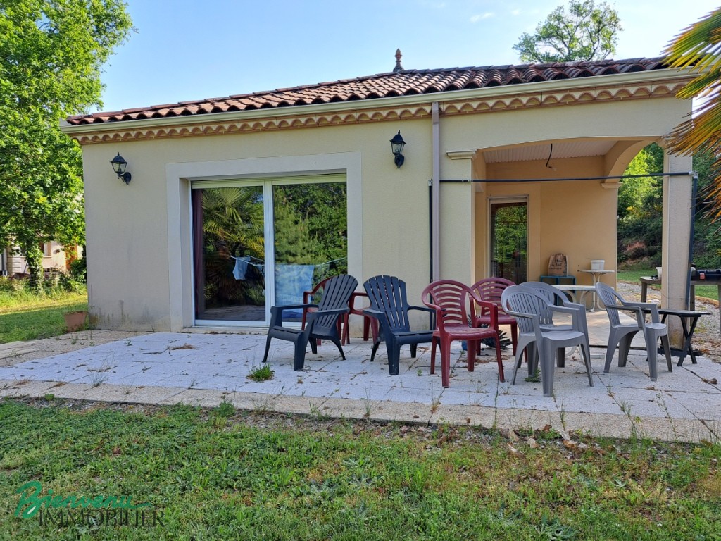 Jolie maison de plain-pied d’environ 123 m² avec terrasse, parking, garage ouvert et beau terrain de 4915 m²