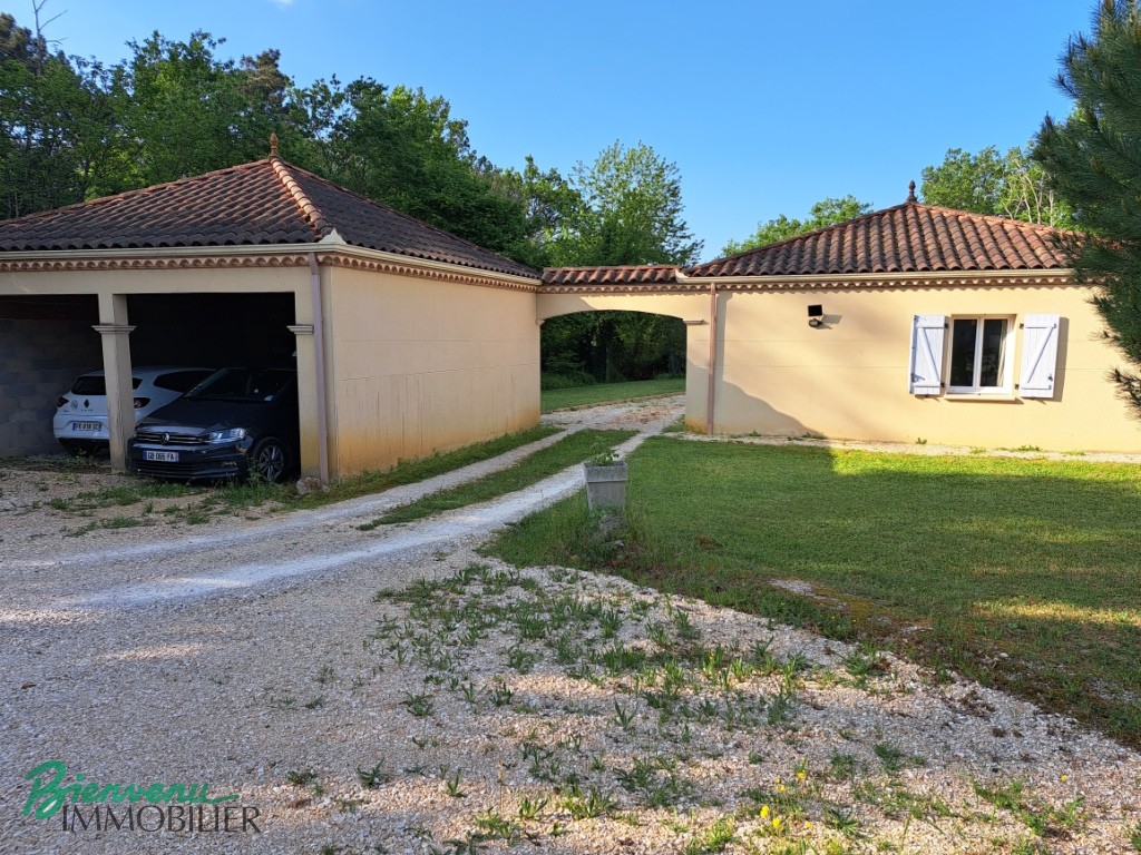 Jolie maison de plain-pied d’environ 123 m² avec terrasse, parking, garage ouvert et beau terrain de 4915 m²