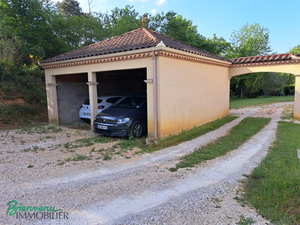 Jolie maison de plain-pied d’environ 123 m² avec terrasse, parking, garage ouvert et beau terrain de 4915 m²