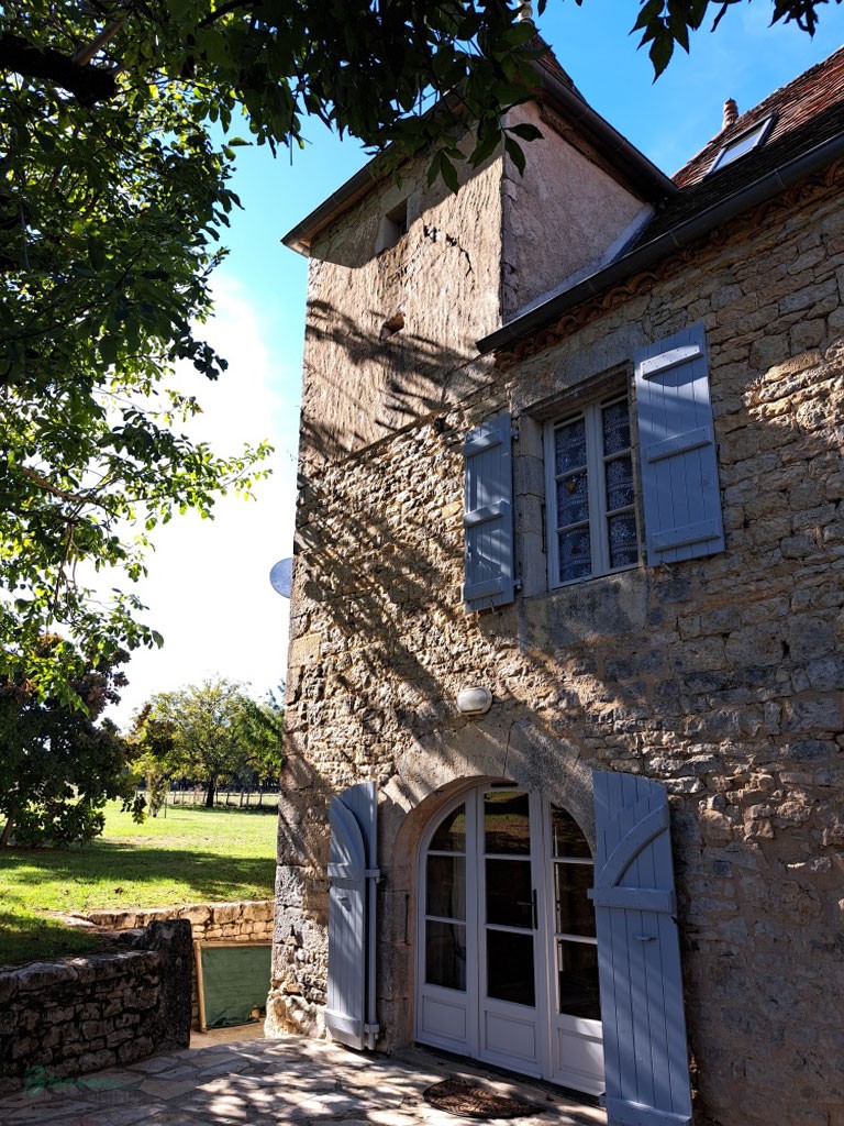 Charmante maison ancienne en pierre avec pigeonnier de 1770, d’environ 130 m² au sol, et petite maison en pierre d’environ 48 m² habitables