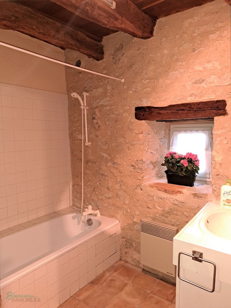 Charmante maison ancienne en pierre avec pigeonnier de 1770, d’environ 130 m² au sol, et petite maison en pierre d’environ 48 m² habitables