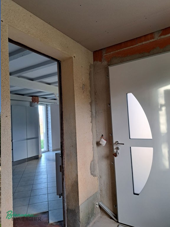 Maison d’habitation d’environ 120 m² sur 2 niveaux à finir d’aménager, avec 2 terrasses,
